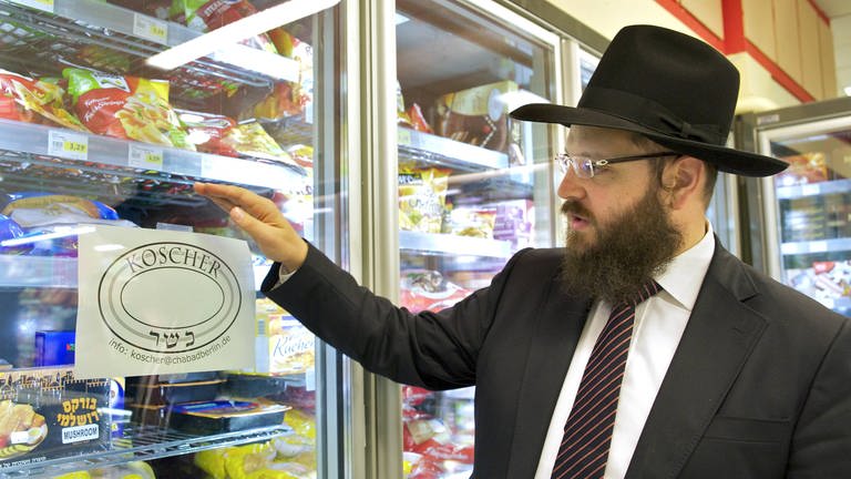 Rabbiner Yehuda Teichtal in einem Laden in der Berliner Güntzelstraße, in dem Milch, Fleisch, Käse und viele andere koscher produzierte Produkte angeboten werden (Foto: IMAGO, imago stock&people)