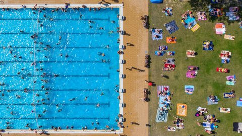 Ein volles Schwimmbad von oben (Foto: IMAGO, Christoph Reichwein (crei) via www.imago-images.de)