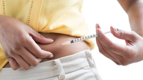 Diabetiker lernen sich das nötige Insulin selbst zu injizieren. Bei einem Patienten in Kiel hat sich offenbar durch eine Covid-19 Infektion ein Diabetes entwickelt.  (Foto: IMAGO, imago images / Science Photo Library)