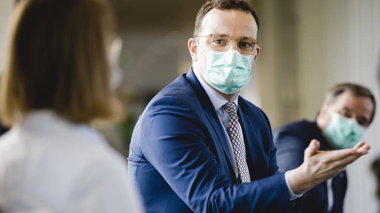 Helfen Mundschutz oder Atemschutzmasken im Kampf gegen die Ausbreitung der Coronapandemie? (Foto: IMAGO, imago/XanderxHeinl/photothek.net)