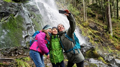 Familie macht ein Selfie im Schwarzwald (Foto: IMAGO, imago images / Westend61)