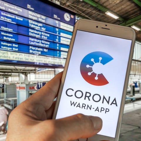 Eine Corona-Warn-App ist sinnvoll, um die Kontaktpersonen von Infizierten schneller ermitteln zu können.  (Foto: IMAGO, imago images/Arnulf Hettrich)
