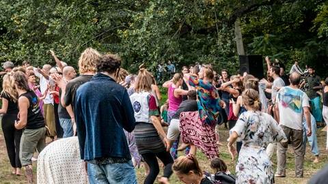Verbote werden meist umgangen. Hier feiern junge Leute bei einer illegalen Goa-Party im Treptower Park in Berlin. (Foto: IMAGO, imago images/Travel-Stock-Image)