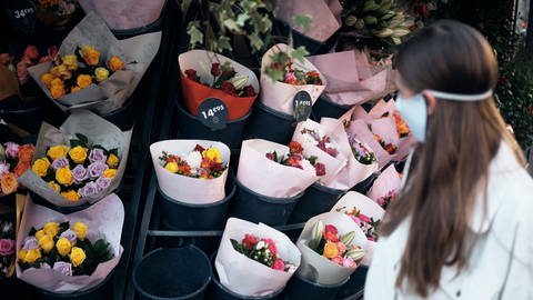Bio-Blumen findet man am ehesten auf Wochenmärkten. (Foto: IMAGO, imago images/Hans Lucas)