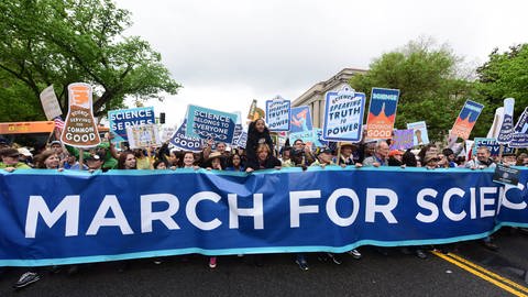 Hunderttausende protestieren auf einem der ersten "March for Science" vor dem Washington Monument im April 2017 (Foto: IMAGO, Andy Katz)