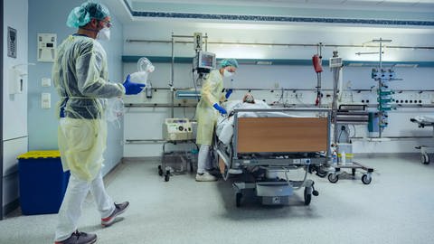 Ärzte versorgen Covid Patienten (Foto: IMAGO, imago images / Westend61)