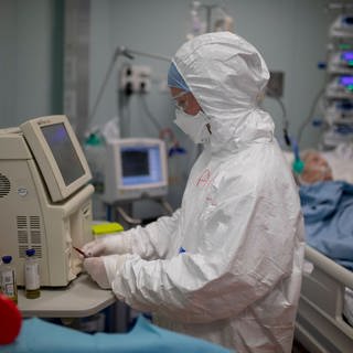 Ärztin kümmert sich um Patienten (Foto: imago images, imago images / Pacific Press)