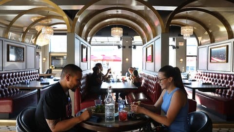 Restaurant mit großem Abstand zwischen den Tischen in Chicago (USA) (Foto: imago images, imago images/ZUMA Wire)