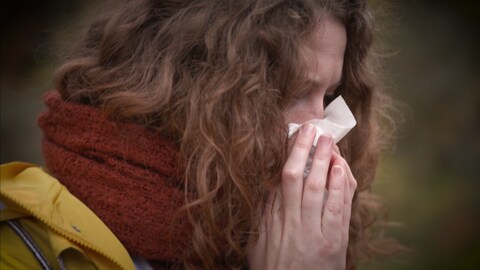 Frau niest in Taschentuch (Foto: SWR)