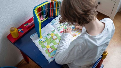 Ist für Millionen von Schülerinnen und Schüler in Deutschland bald schon wieder Schule für zu Hause angesagt? (Foto: IMAGO, imago /Anke Waelischmiller/SVEN SIMON)