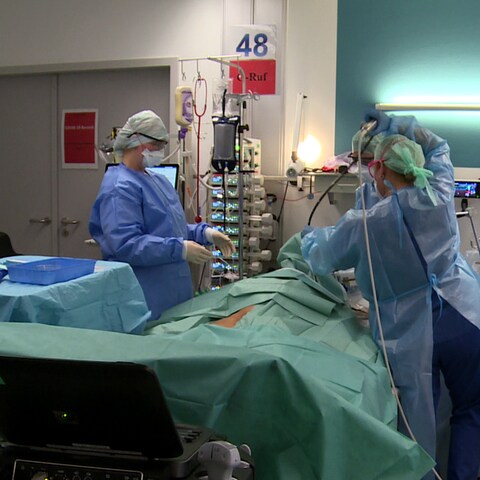 Personal auf der Intensivsation behandelt Covid-19 Patienten (Foto: SWR)