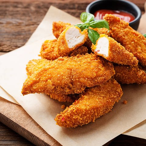 Teller mit Chicken Nuggets (Foto: IMAGO, imago images / Cavan Images)