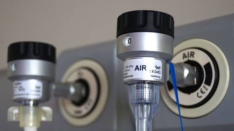 Anschlüsse für die Versorgung mit Atemluft im Krankenhaus (Foto: IMAGO, imago images / CHROMORANGE)