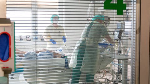 Pflegekräfte auf Intensivstation mit Coronapatient (Foto: IMAGO, imago images / xcitepress)