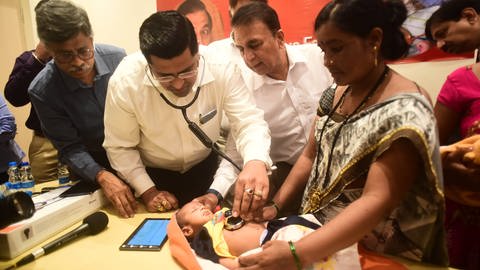 Ein Arzt in Indien untersucht einen Säugling auf Herzprobleme. (Foto: IMAGO, imago images / Hindustan Times)