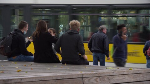 Jugendliche an der Bushaltestelle (Foto: SWR)