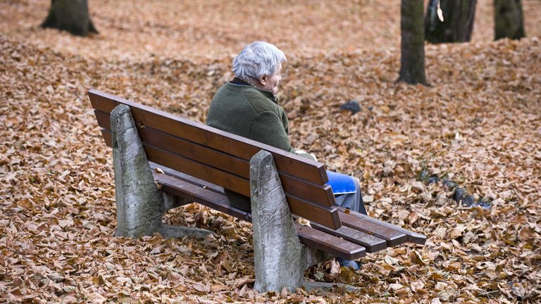 Senior sitzt auf einer Bank im Park (Foto: IMAGO, imago images / Südtirolfoto)