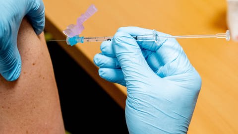 Impfung gegen Sars-CoV-2 (Foto: dpa Bildfunk, picture alliance / ROBIN UTRECHT)