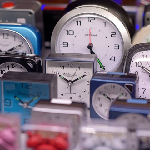 In der Auslage eines Uhrengeschäftes stehen unzählige Wecker (Foto: IMAGO, imago images/MiS)