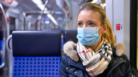 Im öffentlichen Nahverkehr sollen jetzt medizinische Masken Pflicht sein. In Bayern müssen es sogar FFP2-Masken sein. (Foto: IMAGO, imago/ Michael Weber IMAGEPOWER)