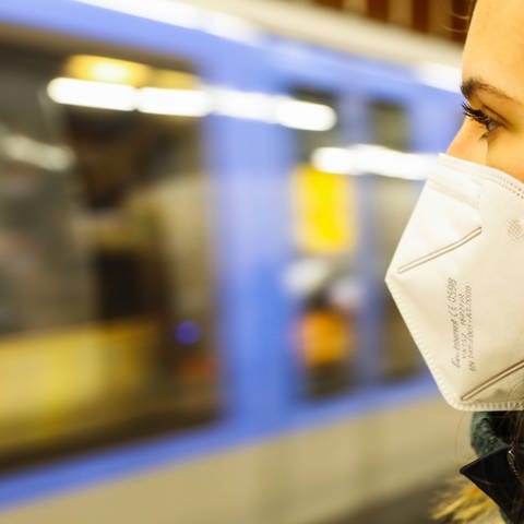 Wie sinnvoll sind medizinische Masken zur Eindämmung der Corona-Pandemie? (Foto: IMAGO, imago images/Leonhard Simon)