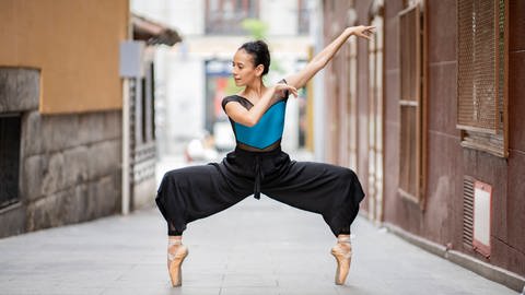 Ballettänzerin mit Spitzenschuhen auf einer Straße (Foto: imago images, IMAGO / Westend61)