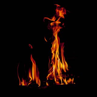 Flammen vor schwarzem Hintergrund (Foto: imago images, IMAGO / agefotostock)