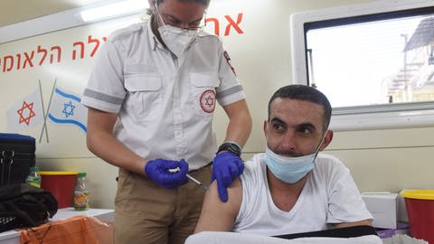 Ein Mann wird in Jerusalem mit dem Pfizer-Biotech-Impfstoff geimpft. (Foto: imago images, IMAGO / UPI Photo)