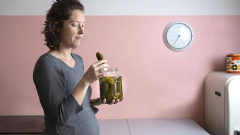 Schwangere isst Essiggurken (Foto: IMAGO, Imago / photothek)