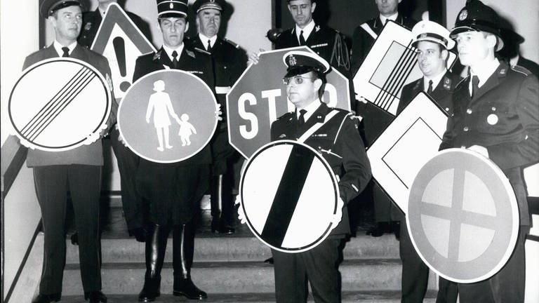 Viele neue Schilder und internationale Regelungen gelten seit dem 1. März 1971 im Straßenverkehr. (Foto: IMAGO, Imago)