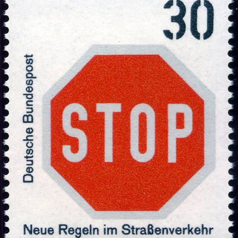 Briefmarken sollten die neuen Verkehrszeichen einbürgern. (Foto: IMAGO, imago/Schöning)
