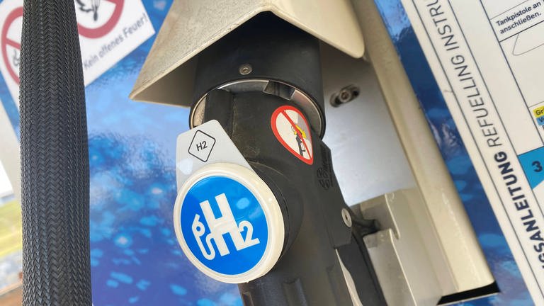 Es gibt bisher auch nur relativ wenige Tankstellen, wo man Wasserstoff tanken kann. Das kann zum Beispiel auch bei Reisen ins europäische Ausland zum Problem werden. (Foto: IMAGO, imago images/Sven Simon)