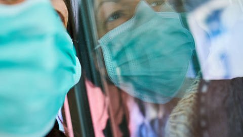 Viren können sich durch sogenannte Aerosole noch lange in der Luft halten. Medizinische Masken können da zumindest einen gewissen Schutz bieten. (Foto: IMAGO, imago images/Action Pictures)