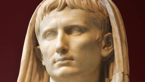 Statue des Augustus im Römischen Nationalmuseum: Stammen wir alle von Augustus ab? (Foto: imago images, IMAGO / agefotostock)