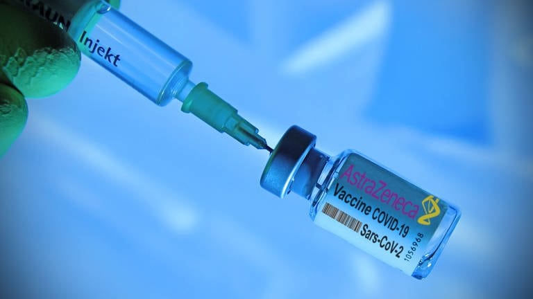 AstraZeneca Impfstoff (Foto: IMAGO, imago images / Sven Simon)