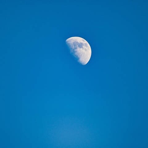 Am strahlend blauen Himmel ist der Mond auch tagsüber zu sehen (Foto: imago images, IMAGO / Hartenfelser)
