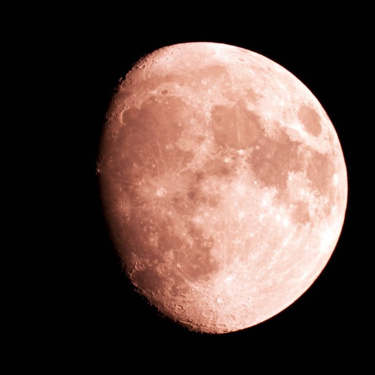 Mond im Teleskop: Warum zeigt uns der Mond immer dieselbe Seite? (Foto: IMAGO, IMAGO / CHROMORANGE)