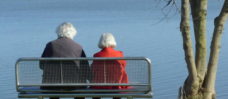 Zwei Rentnerinnen am Ufer der Eider  Alzheimer (Symbolfoto) (Foto: IMAGO, imago images/Eckhard Stengel)