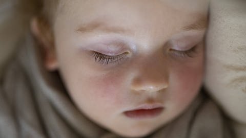 Schlafendes Baby (Foto: imago images, IMAGO / photothek)