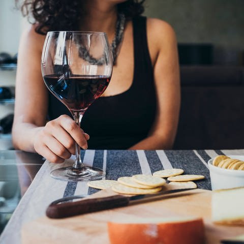Welchen Wein kann man bei Histaminintoleranz trinken? Das hängt von der verwendeten Hefe ab, aber vor allem, ob der Wein im Holzfass gelagert wurde. Und welchen Käse man dazu isst. (Foto: imago images, IMAGO / Westend61)