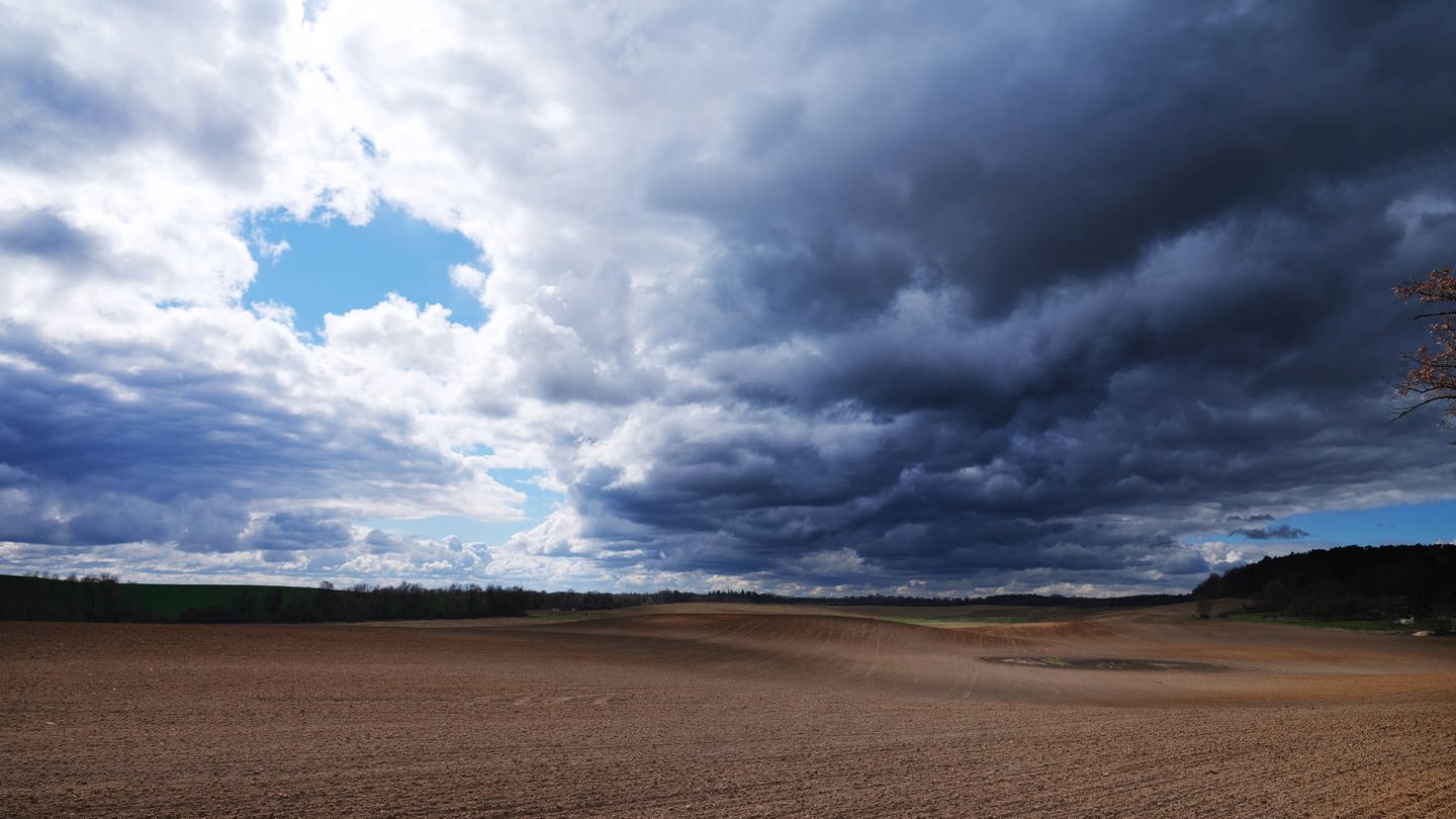 Dunkle Wolken über der Uckermark: Woraus bestehen Wolken? (Foto: IMAGO, IMAGO / serienlicht)
