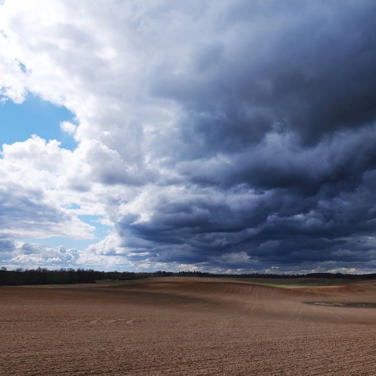 Dunkle Wolken über der Uckermark: Woraus bestehen Wolken? (Foto: IMAGO, IMAGO / serienlicht)