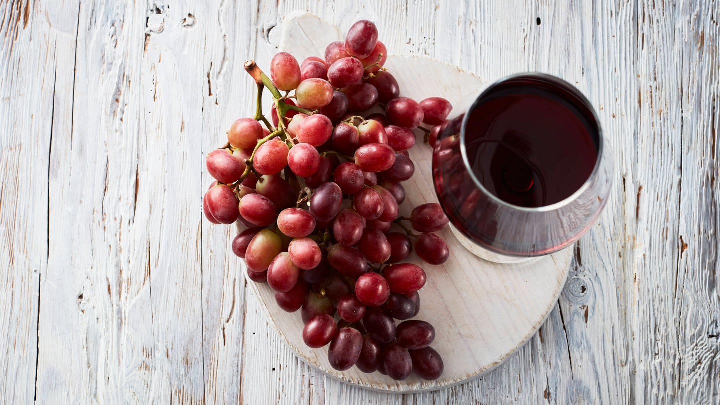 Rotwein und Weintrauben: Welche Rolle spielt Gelatine bei der Weinherstellung? Ist Wein vegan?