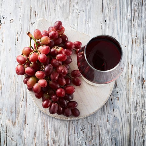 Rotwein und Weintrauben: Welche Rolle spielt Gelatine bei der Weinherstellung? Ist Wein vegan? (Foto: IMAGO, IMAGO / Westend61)