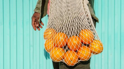 Mandarinen im Netz: Um beim Einkaufen alle Aspekte einer nachhaltigen Ernährung im Blick zu behalten, hat das Heidelberger IFEU-Institut die wichtigsten Punkte zusammengestellt (Foto: imago images, IMAGO / Westend61)