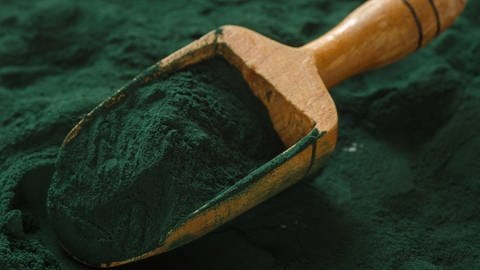 Spirulina dient als natürlicher Farbstoff – die kräftige grüne Farbe ist gefragt für Blau- und Grünfärbungen bei Weingummis zum Beispiel. (Foto: IMAGO, imago images/suti)