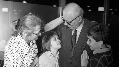 Sacharow mit zwei Enkeln und seiner Frau Jelena Bonner 1987 am Flughafen in Moskau. (Foto: IMAGO, IMAGO / ITAR-TASS)