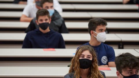 Studenten, die Mundschutz tragen, sitzen in einem Hörsaal (Symbolbild). (Foto: dpa Bildfunk, picture alliance/dpa/EUROPA PRESS | Eduardo Sanz (Symbolbild))