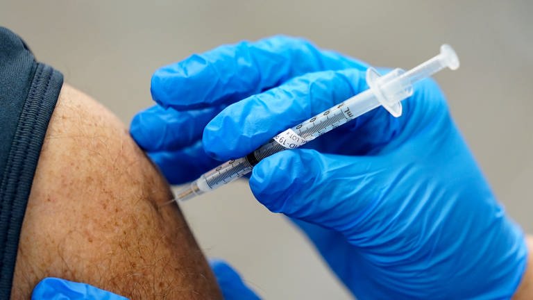 Ein Mann wird gegen das Coronavirus geimpft. (Foto: dpa Bildfunk, picture alliance/dpa/AP | Paul Sancya)