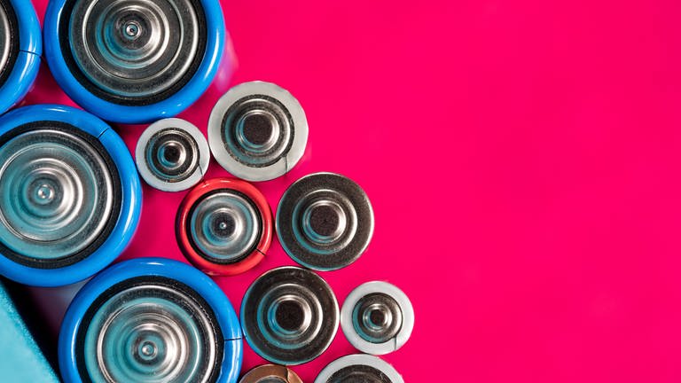 Draufsicht: Batterien unterschiedlicher Farben und Größen sind nebeneinander aufgestellt. (Foto: IMAGO, IMAGO / agefotostock)